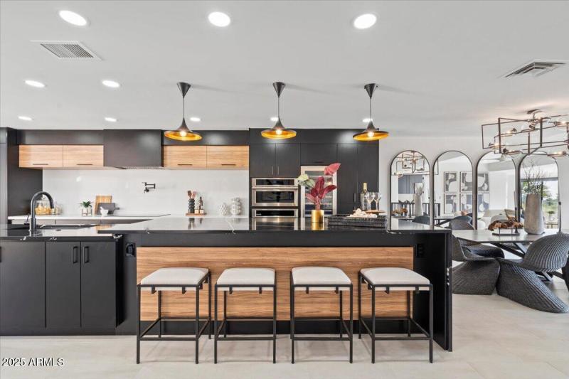 KITCHEN BAR