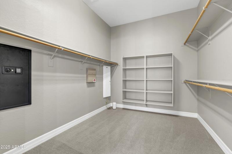 WALK-IN CLOSET