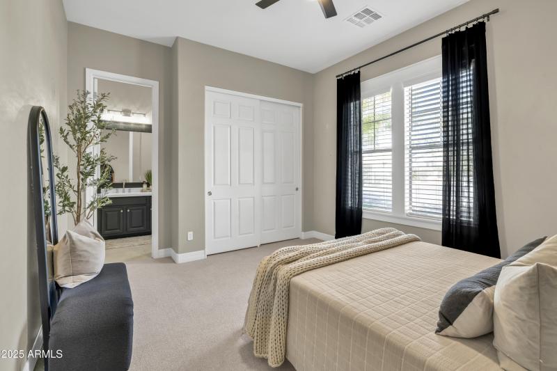 BEEDROOM WITH BATHROOM