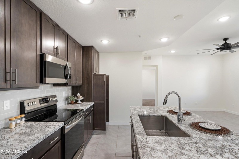 Granite Counters and Farmhouse Sink