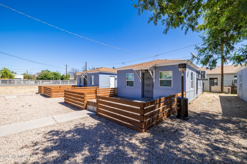 2425 W Turney Ave - Exterior 07