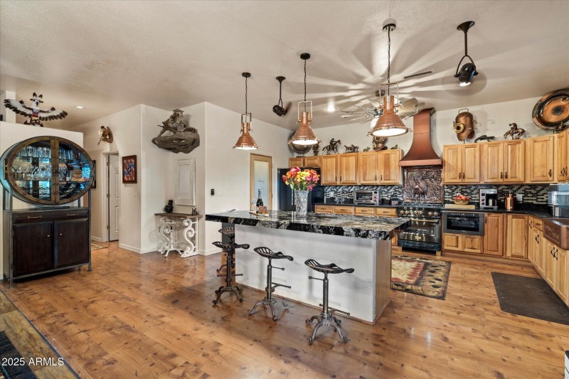 Walk in pantry hall to split bedrooms