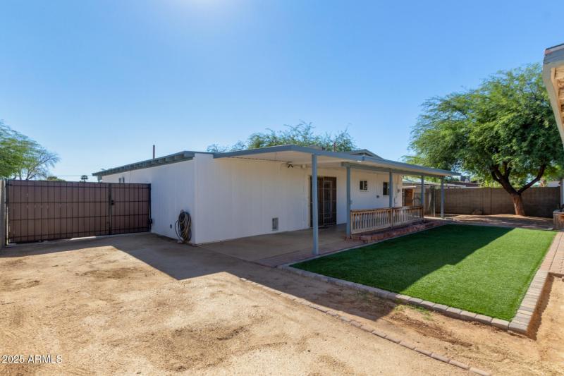 Large RV Gate side yard