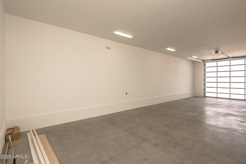 Labyrinth Garage - No 4/5 Bed