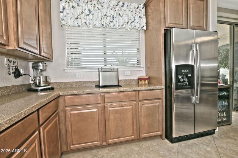 Refrigerator conveys