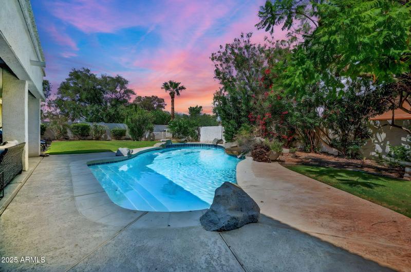 51-web-or-mls-9504 E Sunnyside Dr-50