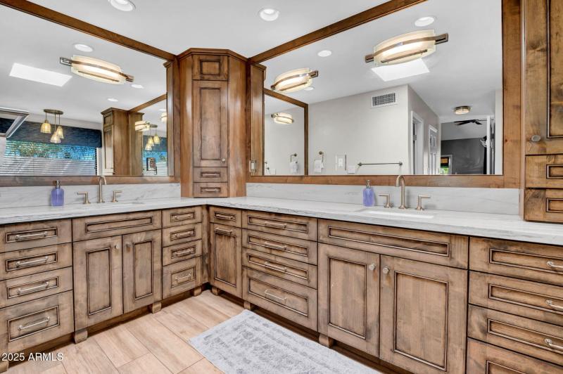 21-web-or-mls-9504 E Sunnyside Dr-21