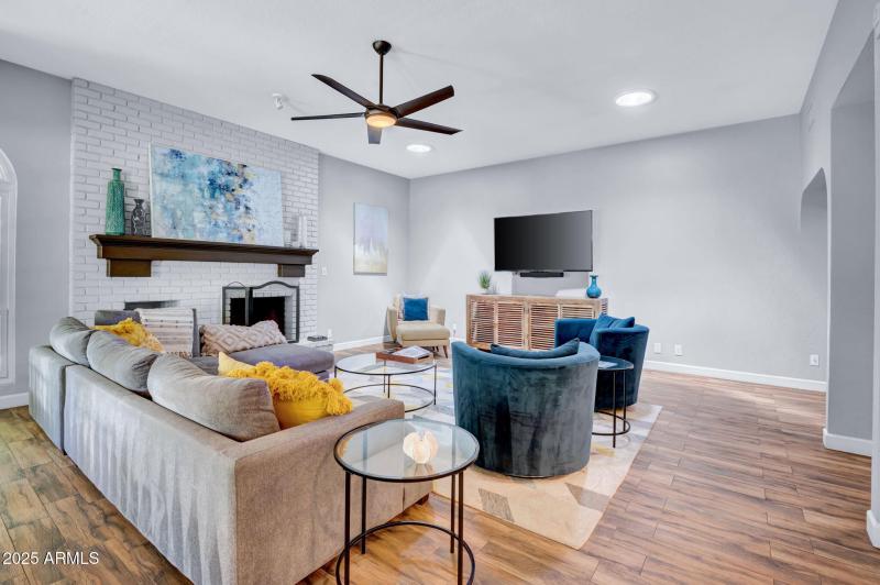 16-web-or-mls-9504 E Sunnyside Dr-16