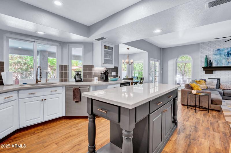 14-web-or-mls-9504 E Sunnyside Dr-14