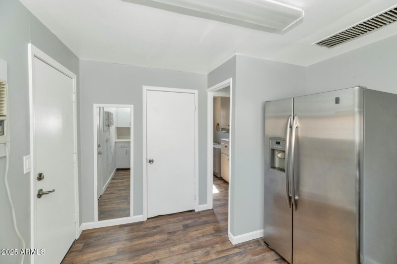 Copy of 316 E Vogel Ave-large-056-046-31