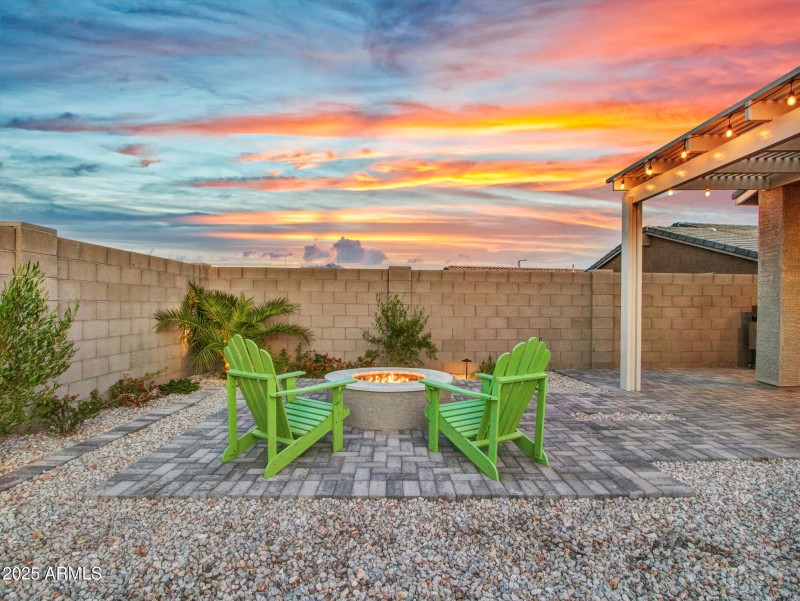 Twilight_03-Backyard-(3)