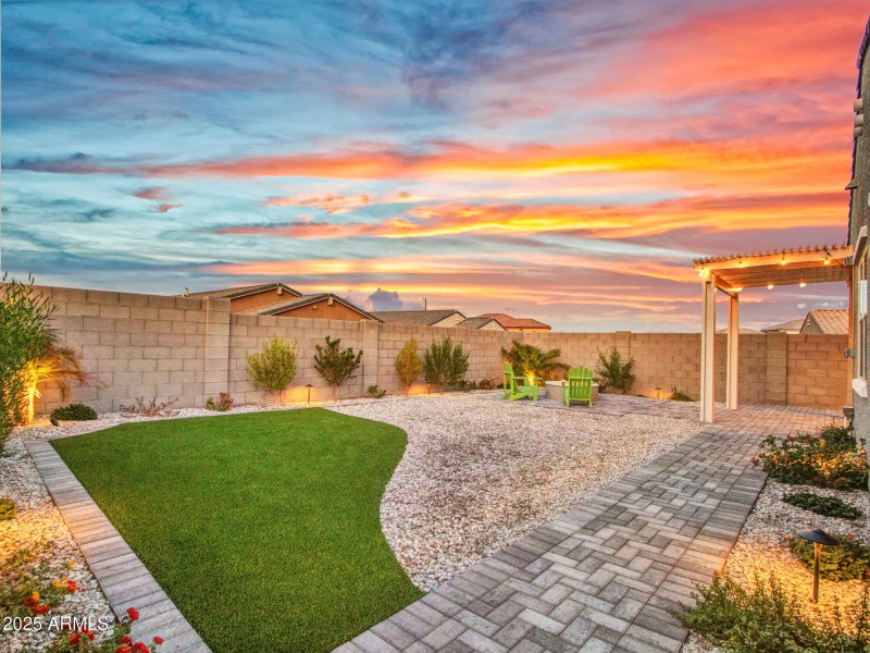 Twilight_03-Backyard-(7)