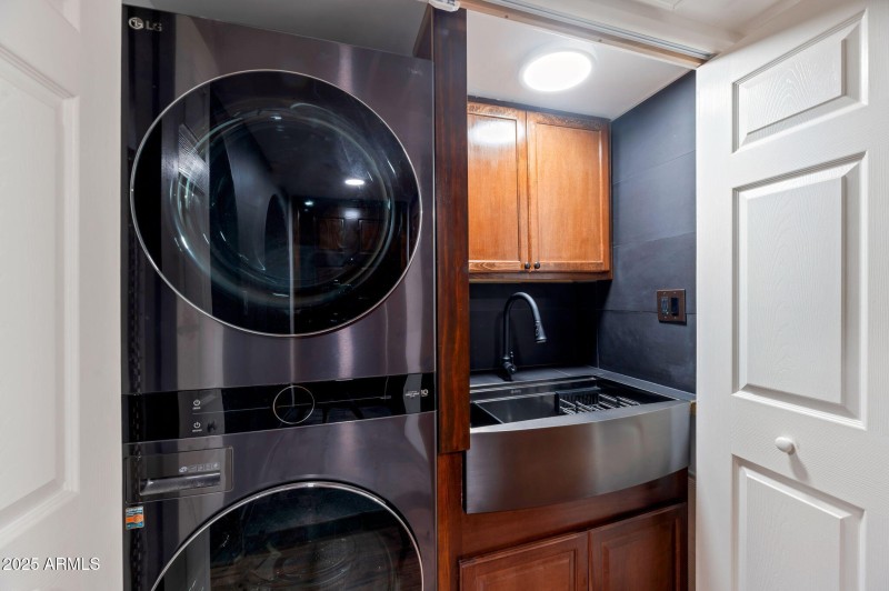 FULL STACKABLE UNITS & FARMHOUSE SINK