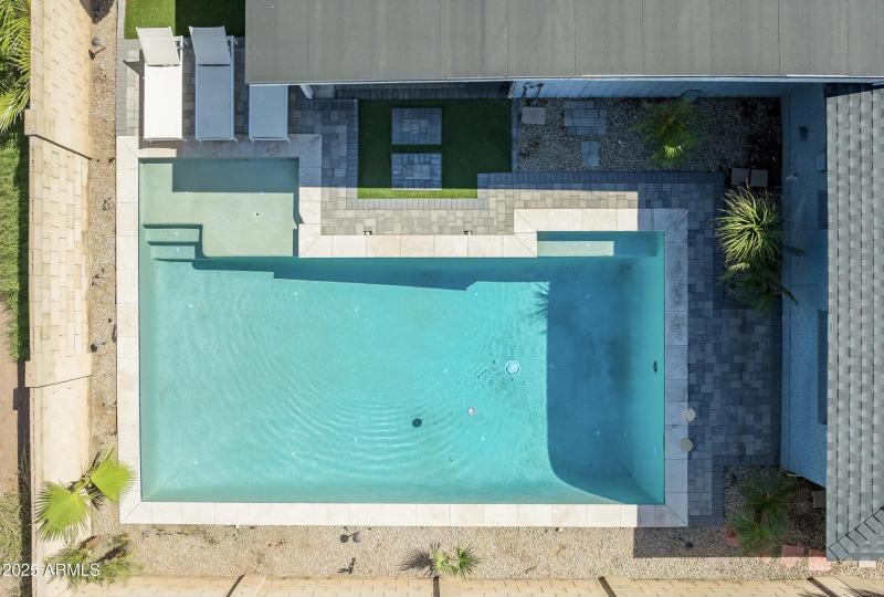 2126 W Cambridge Ave