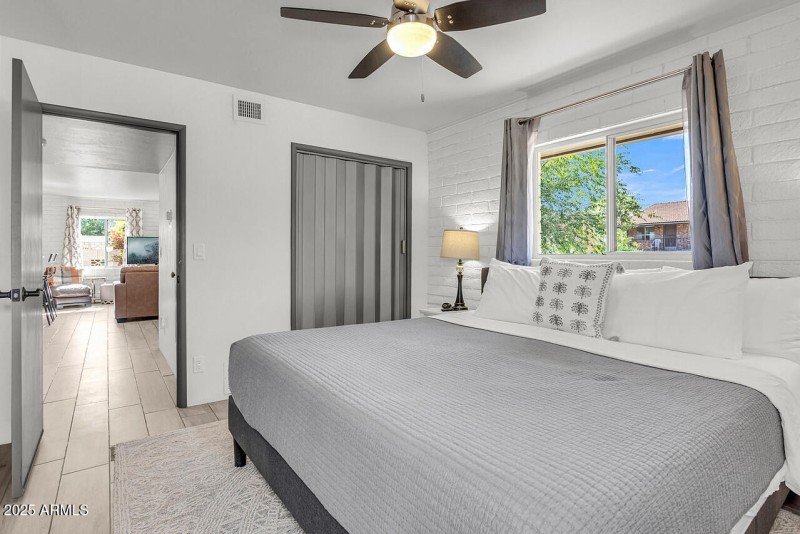 HK5A8436-w-pic-in-tv