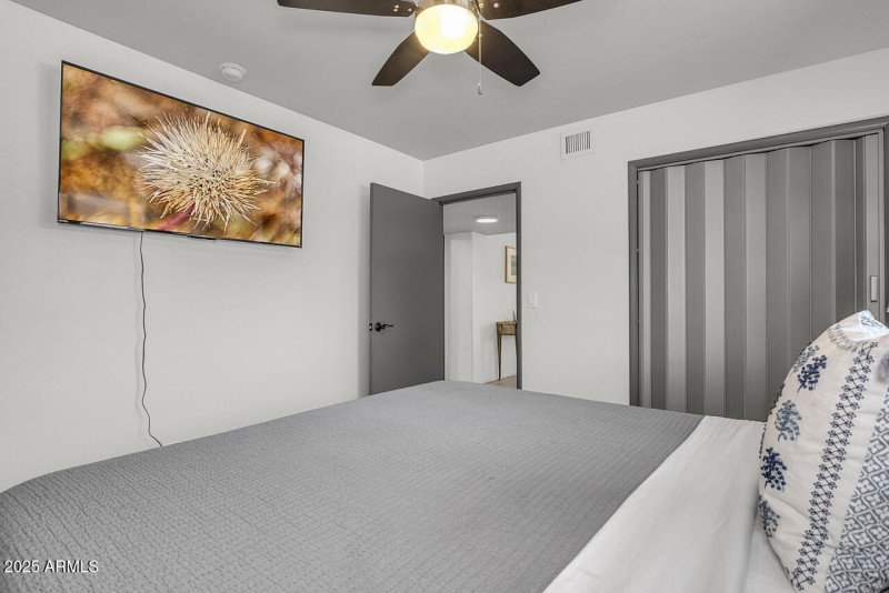 HK5A8445-w-pic-in-tv