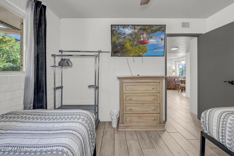 HK5A8469-w-pic-in-tv