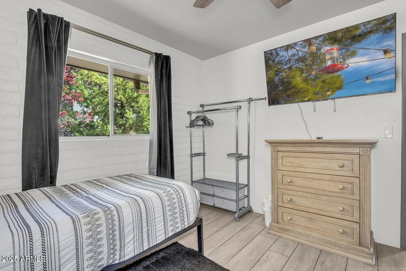 HK5A8472-w-pic-in-tv