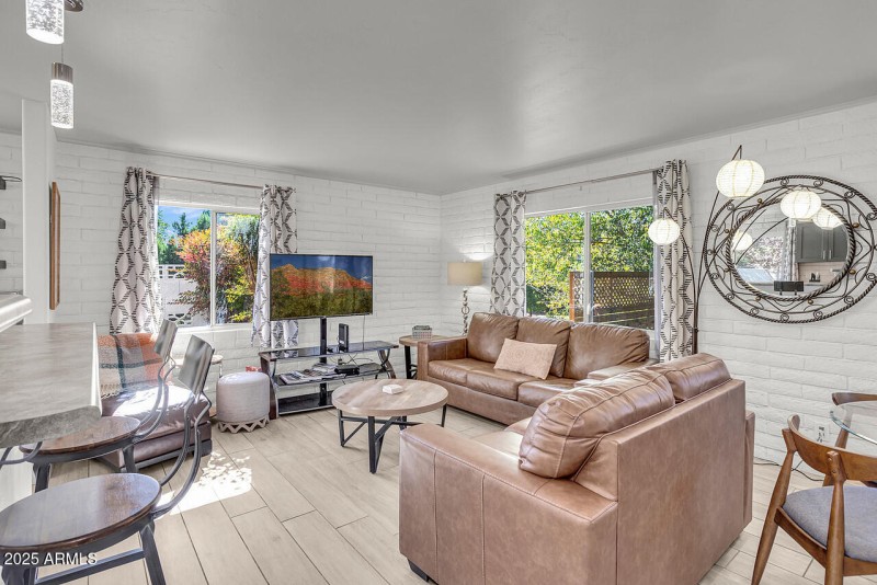 HK5A8514-w-pic-in-tv