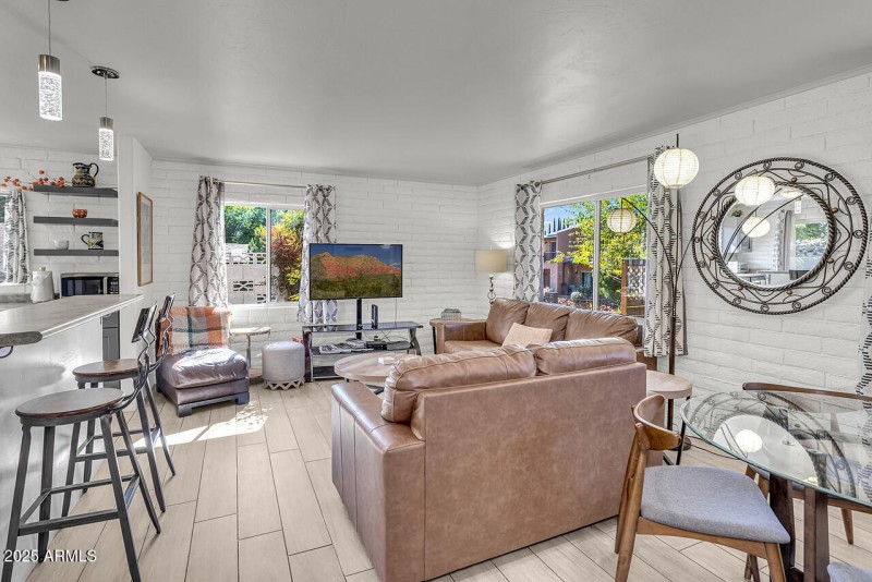 HK5A8532-w-pic-in-tv