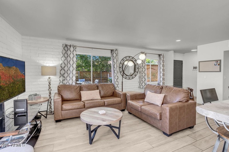 HK5A8535-w-pic-in-tv