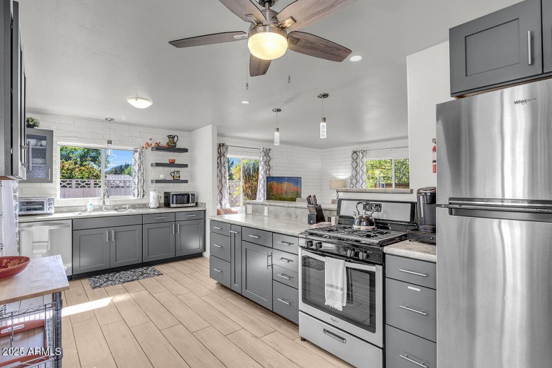 HK5A8598-w-pic-in-tv