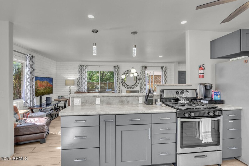 HK5A8610-w-pic-in-tv