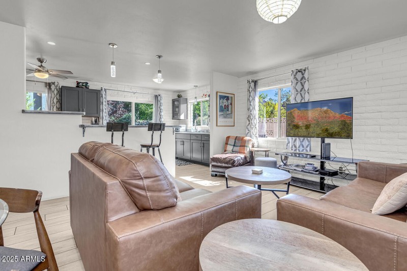 HK5A8628-w-pic-in-tv