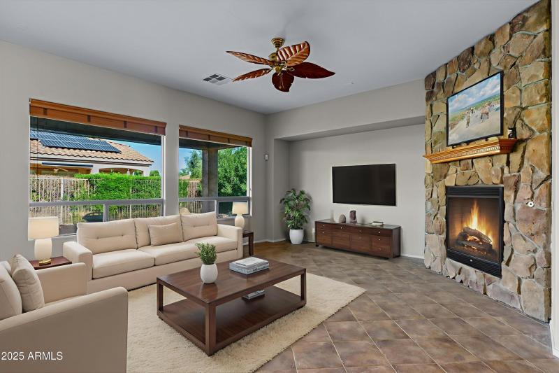 16-DSC09256 - Living Room - Standard - 2