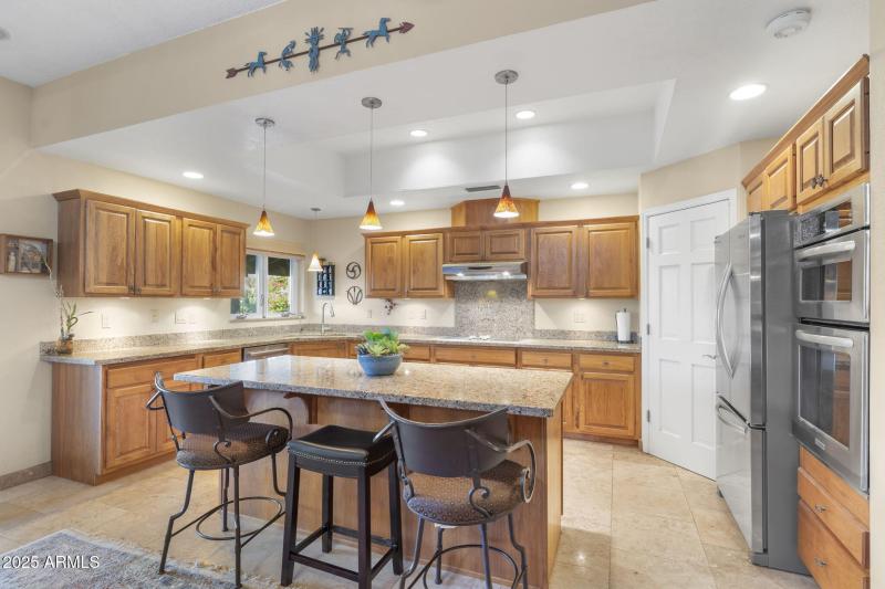 Chef's Kitchen w/ top appliances