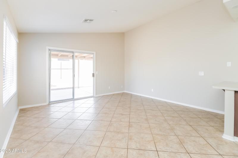 1007815.8658 E Capri AVE - Dining Room_1