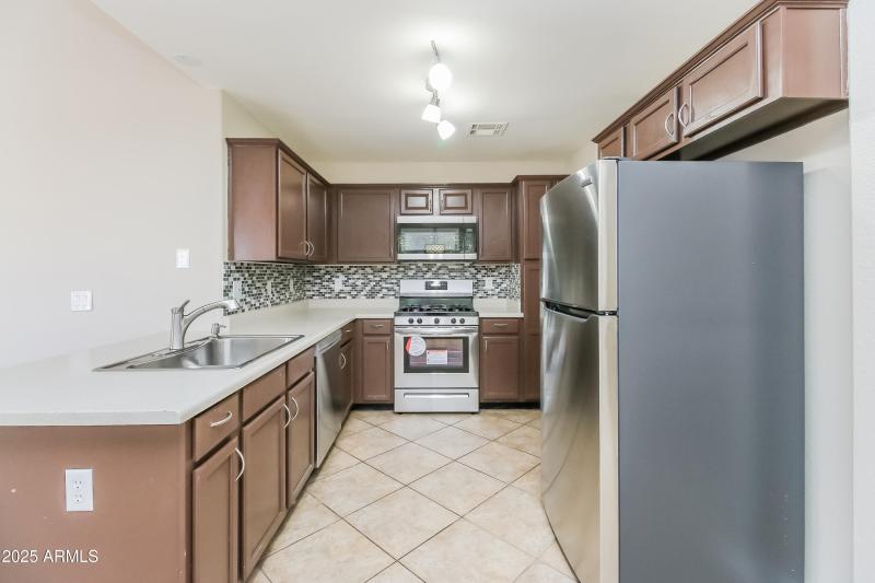 1007815.8658 E Capri AVE - Kitchen