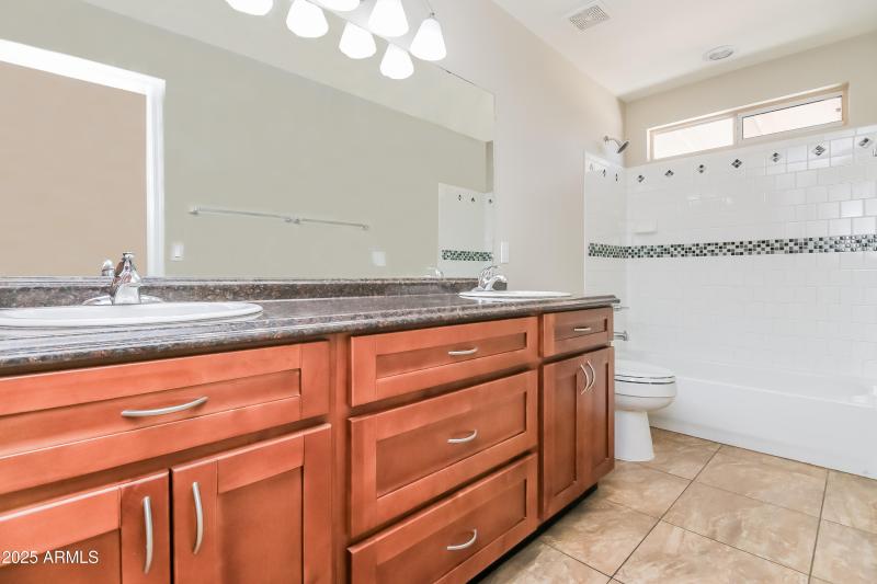 1007815.8658 E Capri AVE - Main Bathroom