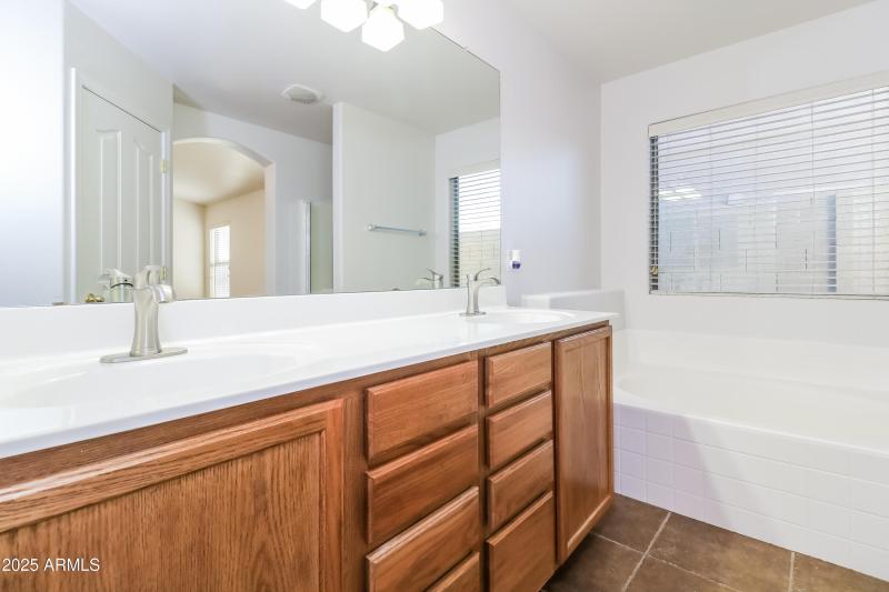 1020085.18204 W SANNA ST - Main Bedroom_