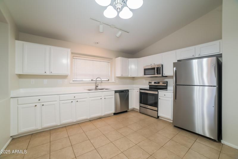1012394.8410 S 49TH LN - Kitchen
