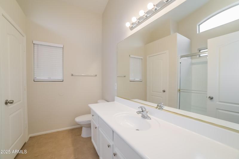 1012394.8410 S 49TH LN - Main Bathroom