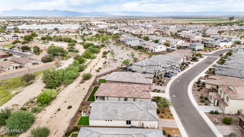 Minutes from Shops/Restaurants