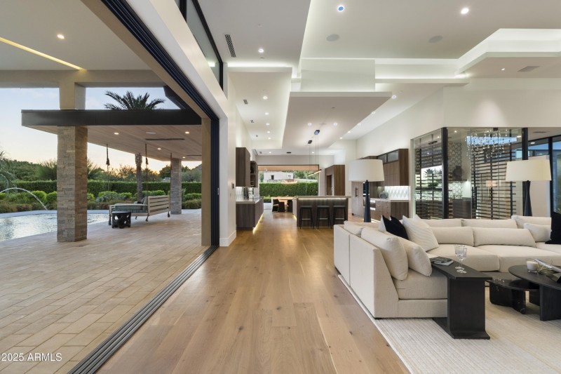 INDOOR:OUTDOORb-034-104744926