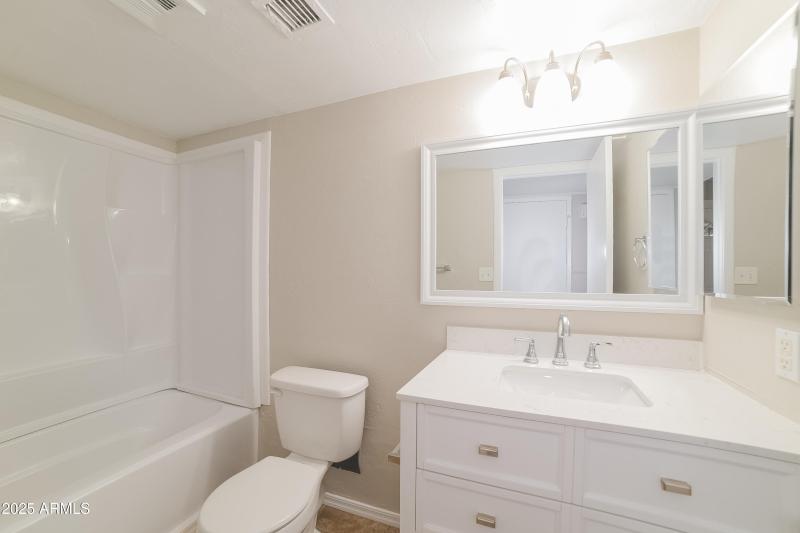 1006061.4857 W Townley AVE - Bathroom