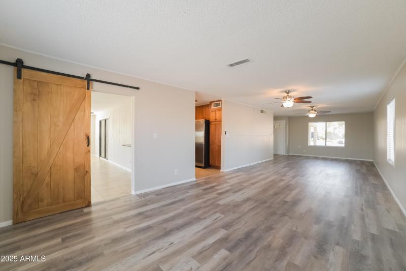 1006061.4857 W Townley AVE - Living Room