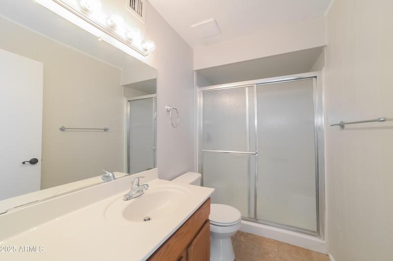 1006061.4857 W Townley AVE - Main Bathro