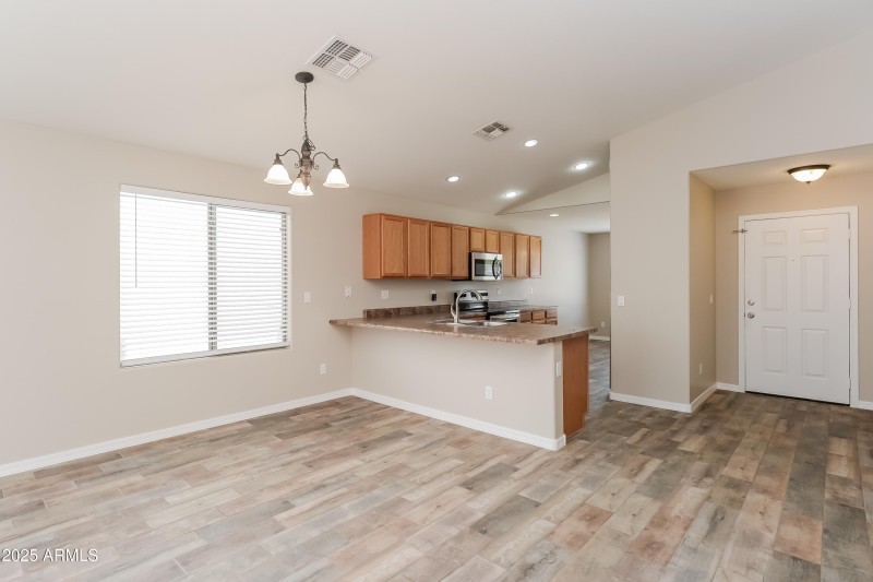 1006412.2033 W GREEN TREE DR - Breakfast