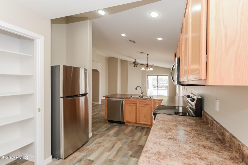 1006412.2033 W GREEN TREE DR - Kitchen