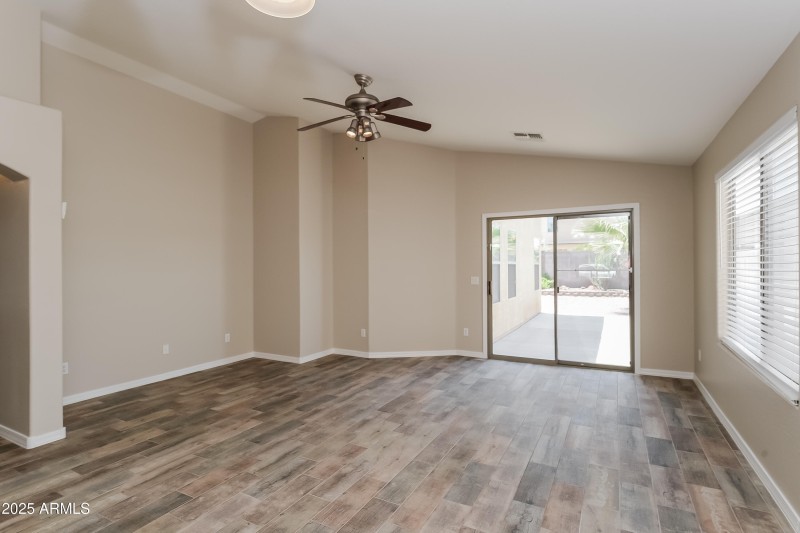 1006412.2033 W GREEN TREE DR - Living Ro