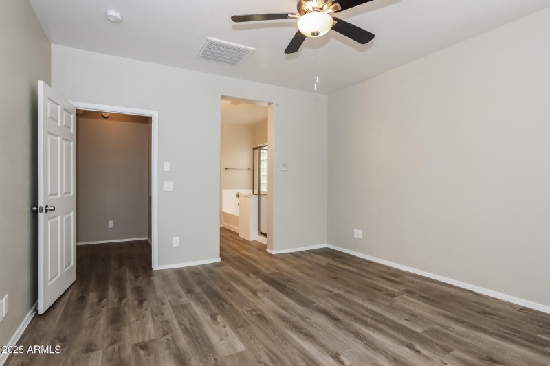 011-photo-main-bedroom-14878182