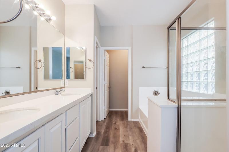 013-photo-main-bathroom-14878183