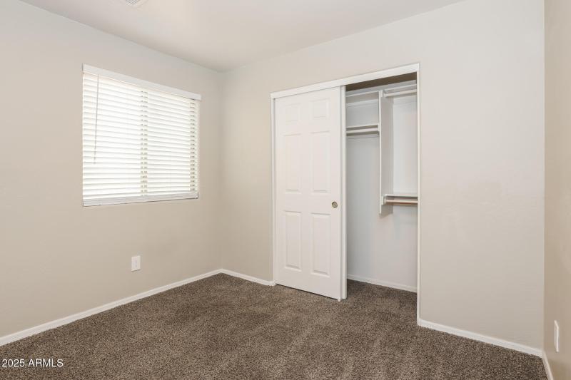 016-photo-bedroom-14878188