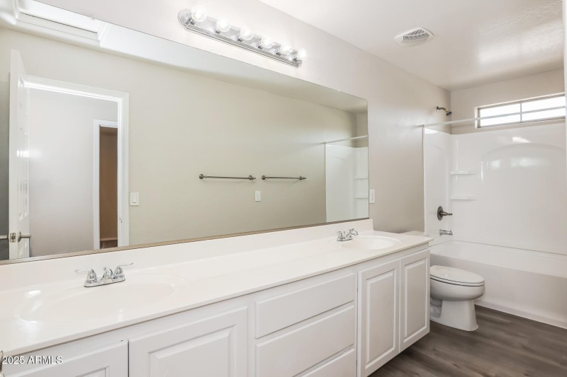 019-photo-bathroom-14878190