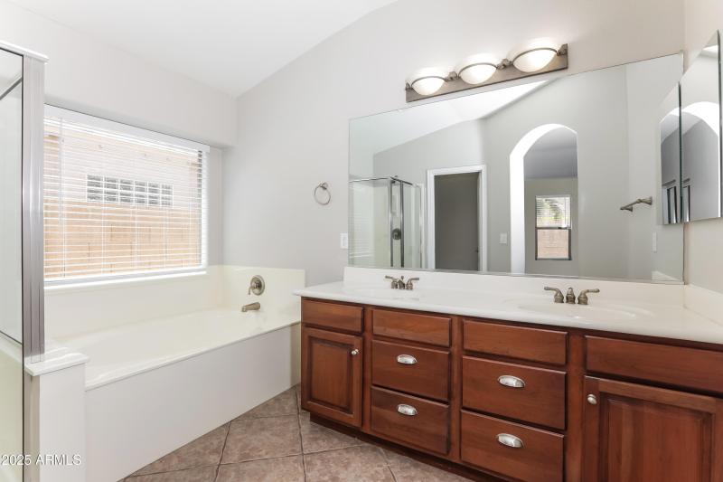 1007764.42012 W COLBY DR - Main Bathroom