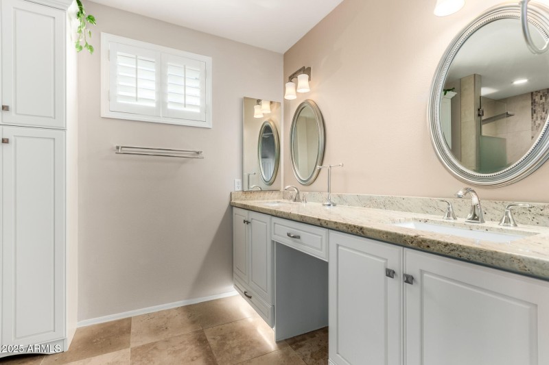 Primary bath w/ abundance of cabinets